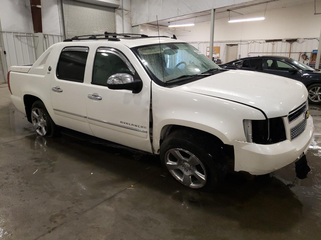 2011 Chevrolet Avalanche VIN 3GNTKGE33BG209984 Copart auction photo, front end / side damage thumbnail 4