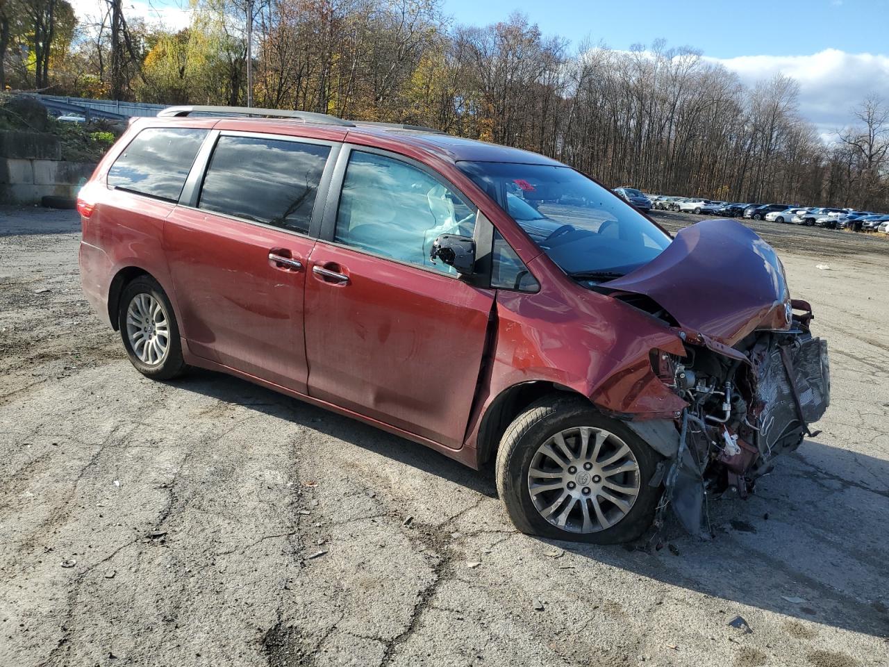 2017 Toyota Sienna VIN 5TDYZ3DC2HS824623 Copart auction photo, front end damage thumbnail 4