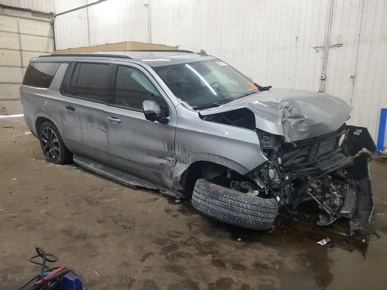 2023 Chevrolet Suburban VIN 1GNSKEKD4PR547933 Copart auction photo, front end / side damage thumbnail 4