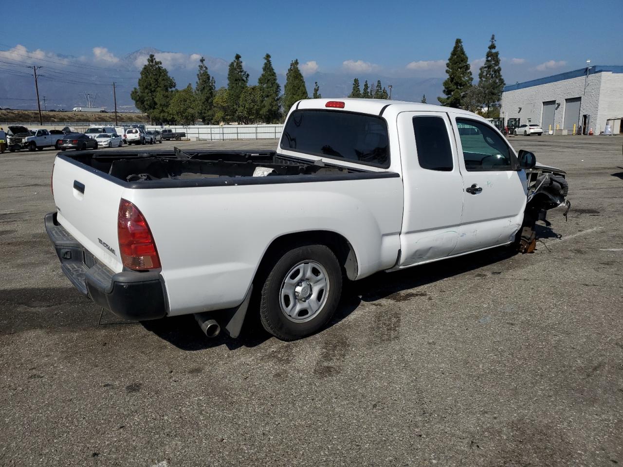 2015 Toyota Tacoma VIN 5TFTX4CN7FX067931 Copart auction photo, front end / side damage thumbnail 3