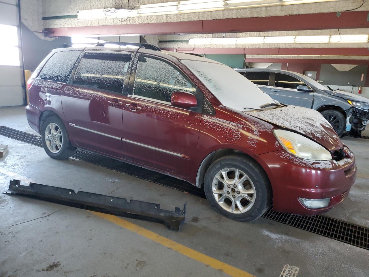 2005 Toyota Sienna VIN 5TDBA22C85S033504 Copart auction photo, front end / minor dent/scratches damage thumbnail 4
