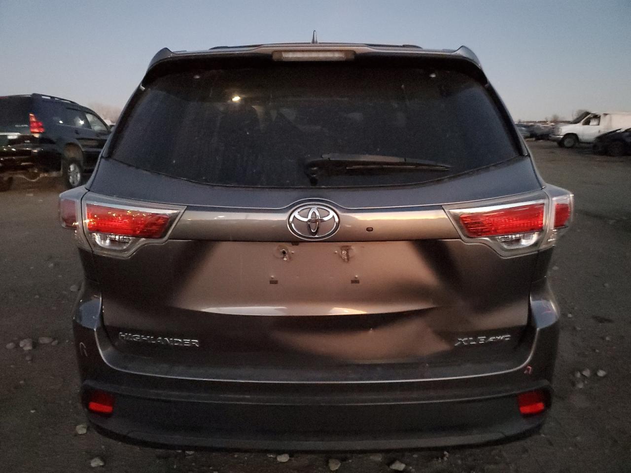 2016 Toyota Highlander VIN 5TDJKRFH9GS258556 Copart auction photo, front end / minor dent/scratches damage thumbnail 6