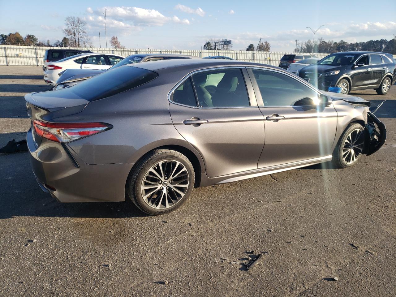 2018 Toyota Camry VIN 4T1B11HK0JU056771 Copart auction photo, front end / side damage thumbnail 3