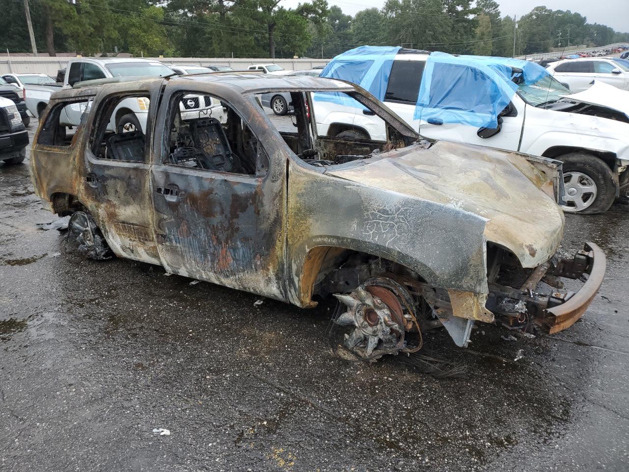 2009 GMC Yukon VIN 1GKFC032X9R179255 Copart auction photo, burn damage thumbnail 4