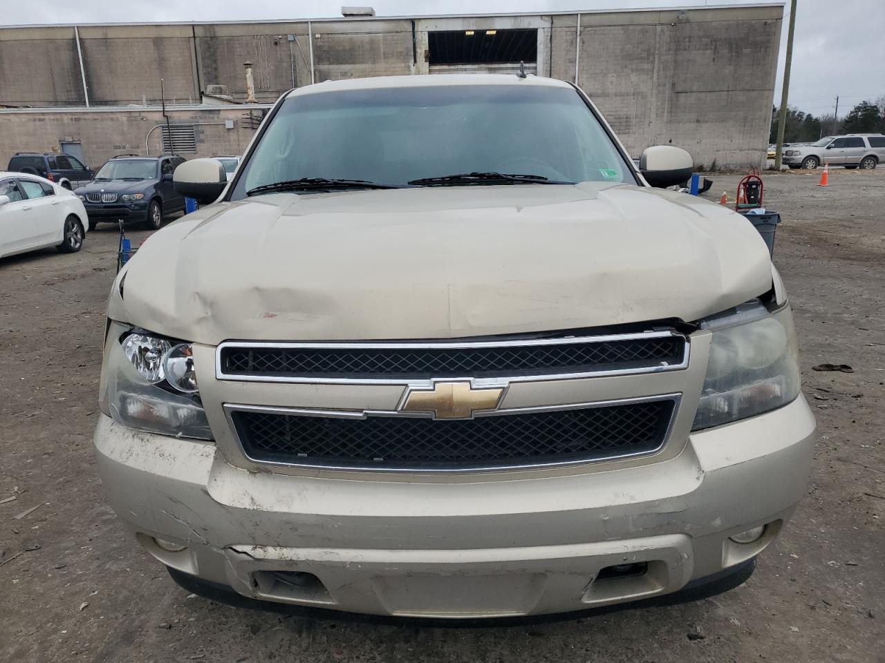 2011 Chevrolet Suburban VIN 1GNSKJE34BR314929 Copart auction photo, front end / minor dent/scratches damage thumbnail 5