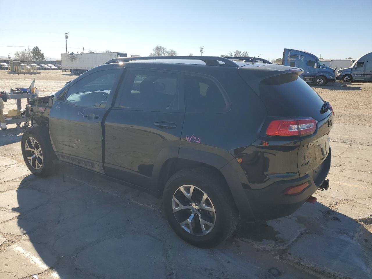 2015 Jeep Cherokee VIN 1C4PJMBB4FW614573 Copart auction photo, front end damage thumbnail 2