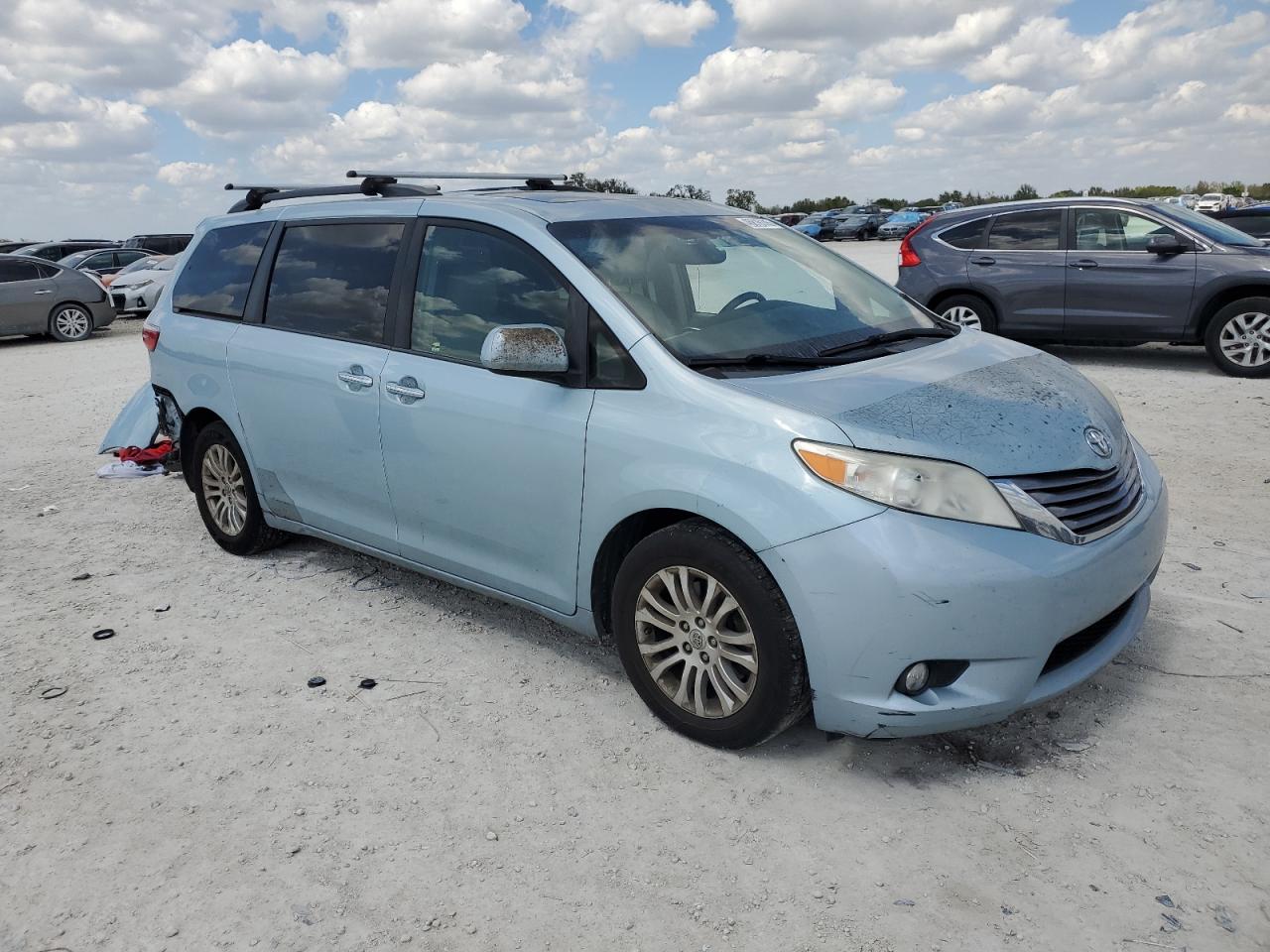 2016 Toyota Sienna VIN 5TDYK3DC7GS742969 Copart auction photo, rear end / minor dent/scratches damage thumbnail 4