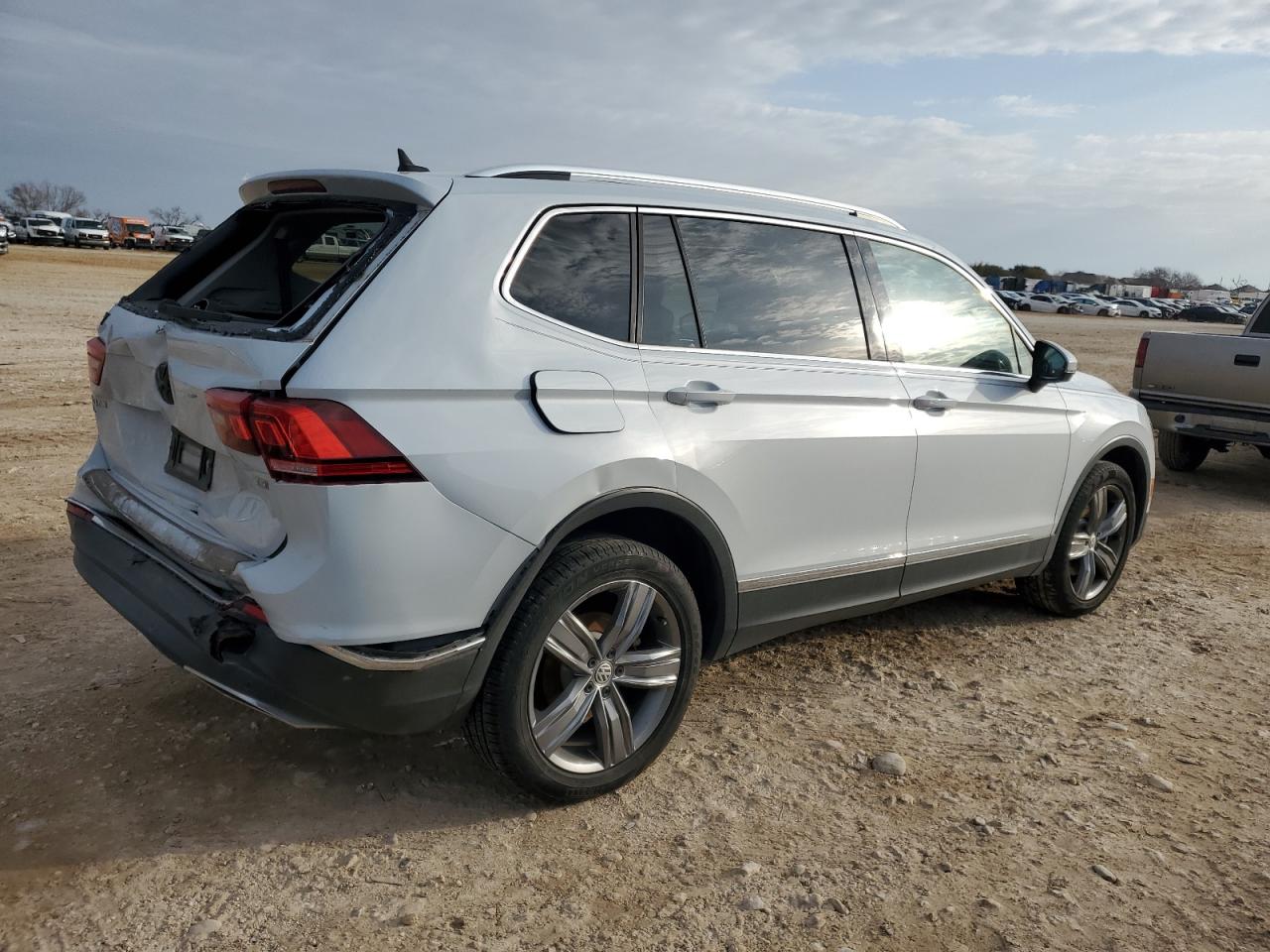 2018 Volkswagen Tiguan VIN 3VV5B7AX6JM156841 Copart auction photo, rear end damage thumbnail 3