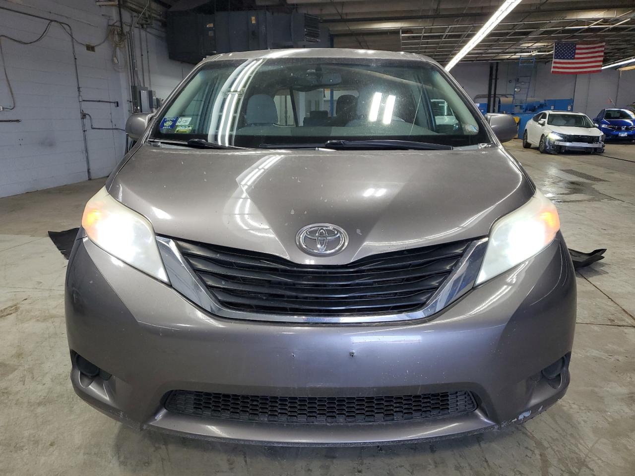 2011 Toyota Sienna VIN 5TDKK3DC3BS138656 Copart auction photo, rear end / side damage thumbnail 5