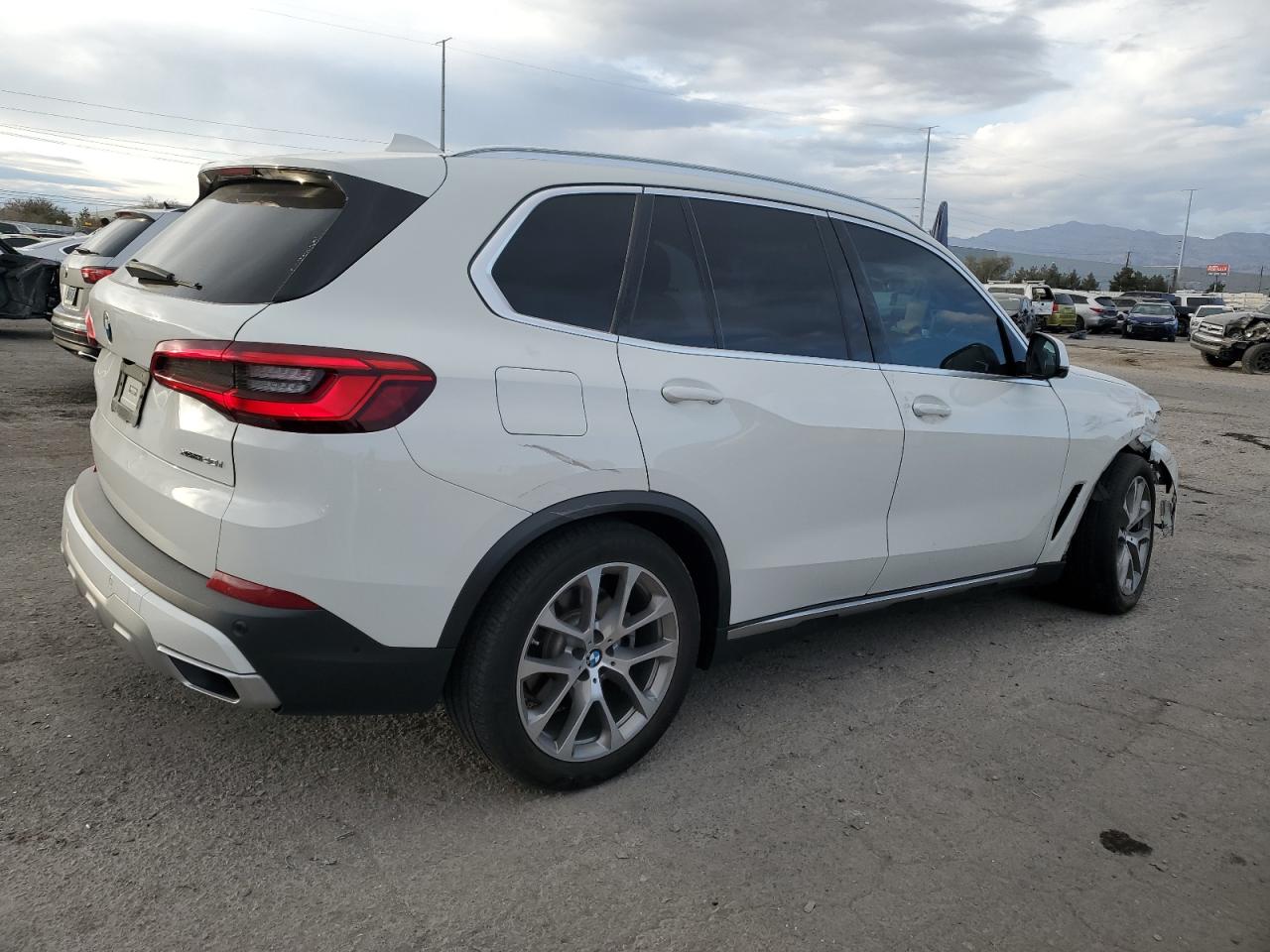 2020 BMW X5 VIN 5UXCR6C05L9B61589 Copart auction photo, front end / side damage thumbnail 3