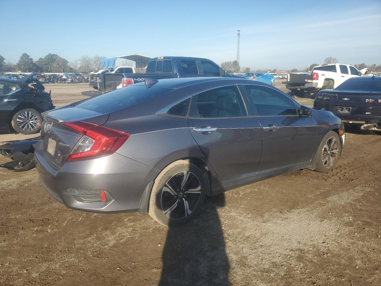 2017 Honda Civic VIN 19XFC1F9XHE002581 Copart auction photo, front end / side damage thumbnail 3