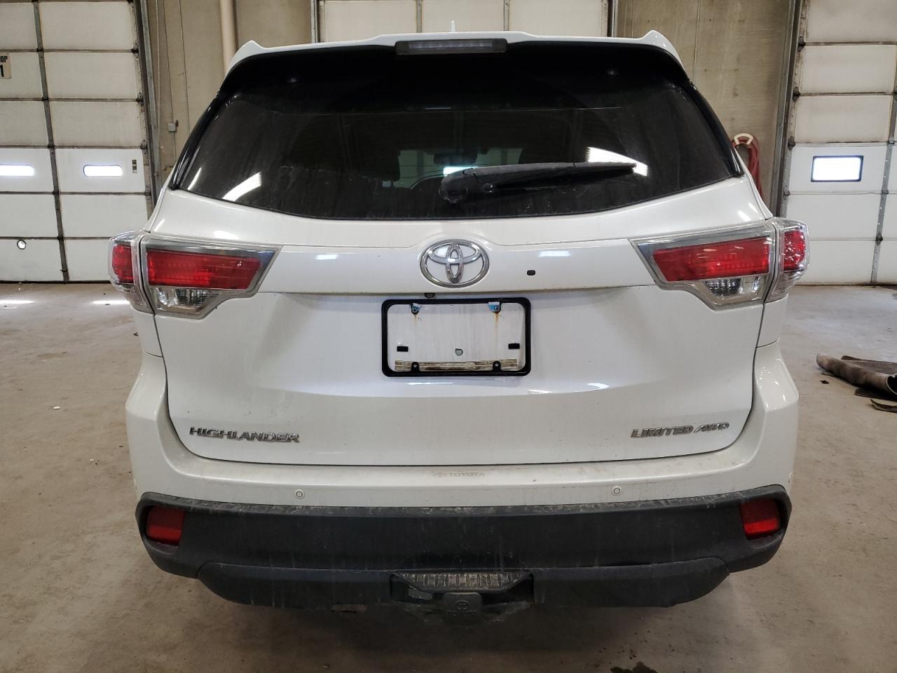 2016 Toyota Highlander VIN 5TDDKRFH5GS260558 Copart auction photo, rear end damage thumbnail 6