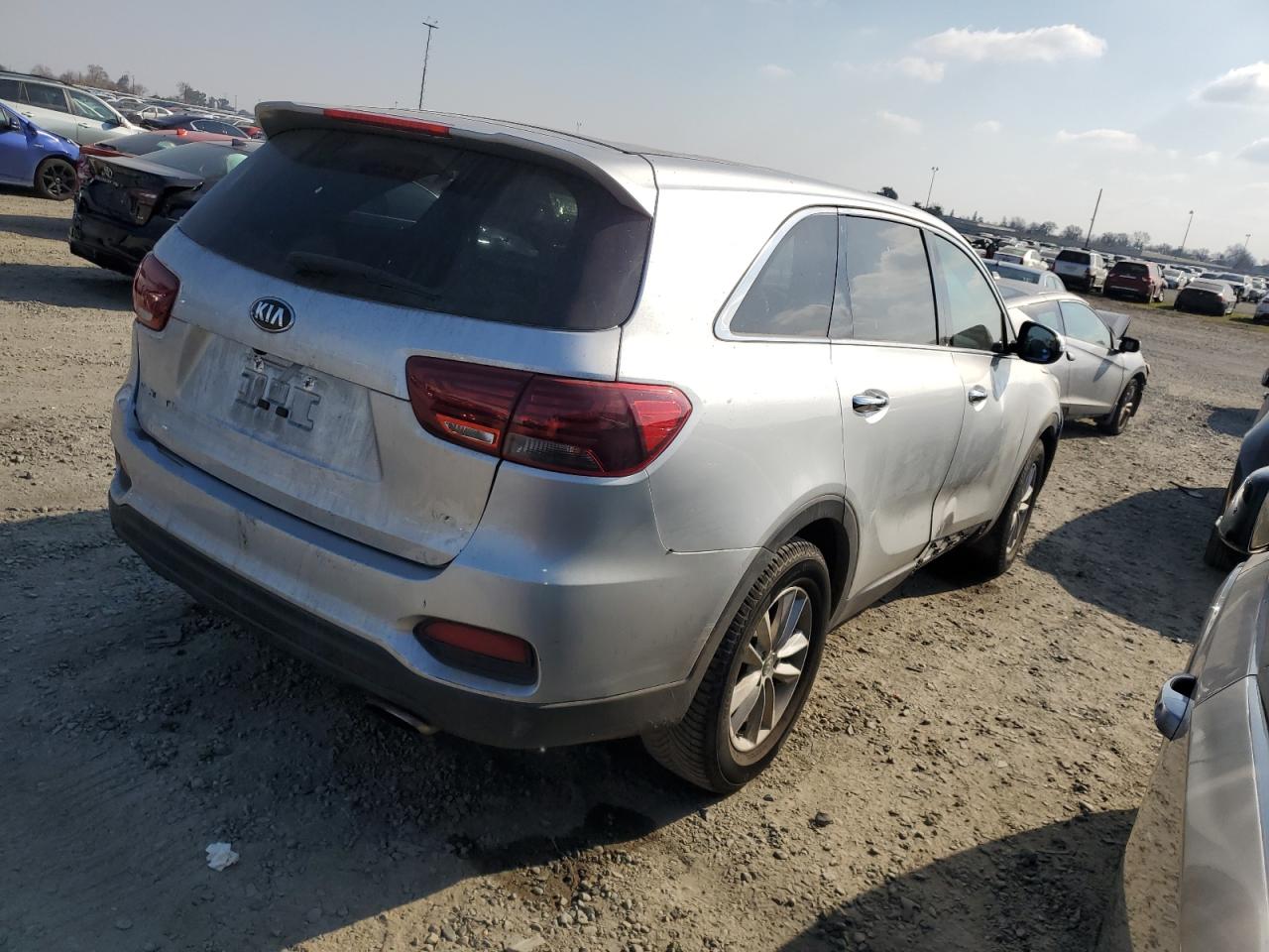 2019 KIA Sorento VIN 5XYPG4A59KG490009 Copart auction photo, vandalism damage thumbnail 3