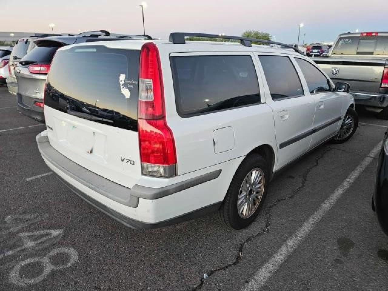 2004 Volvo V70 VIN YV1SW61T542396658 Copart auction photo, minor dent/scratches / normal wear damage thumbnail 4
