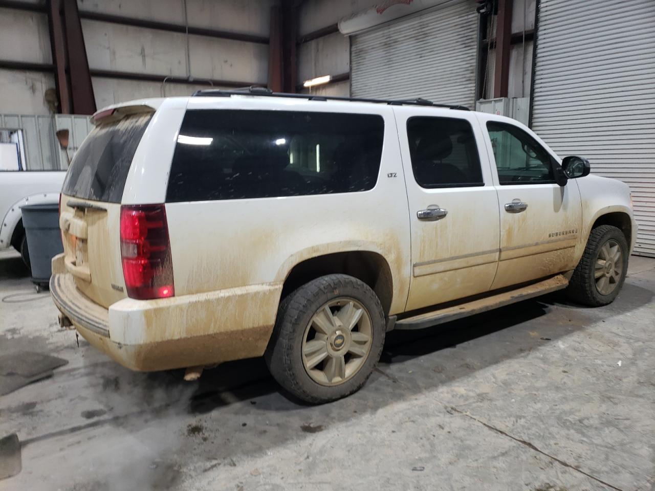 2009 Chevrolet Suburban VIN 1GNFK36329J100932 Copart auction photo, side / rear end damage thumbnail 3