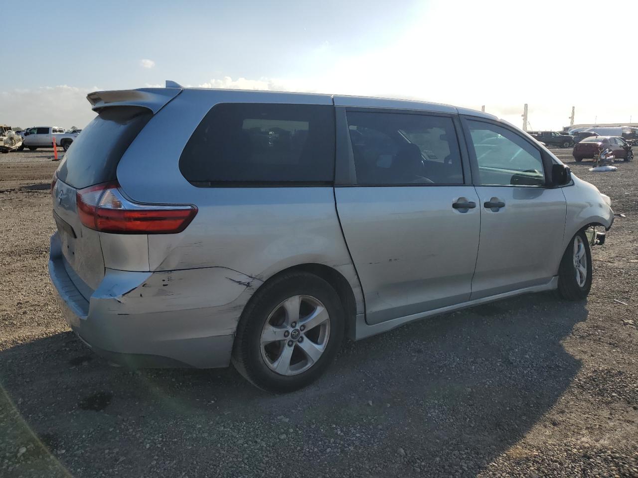 2019 Toyota Sienna VIN 5TDZZ3DC2KS992600 Copart auction photo, front end / rear end damage thumbnail 3