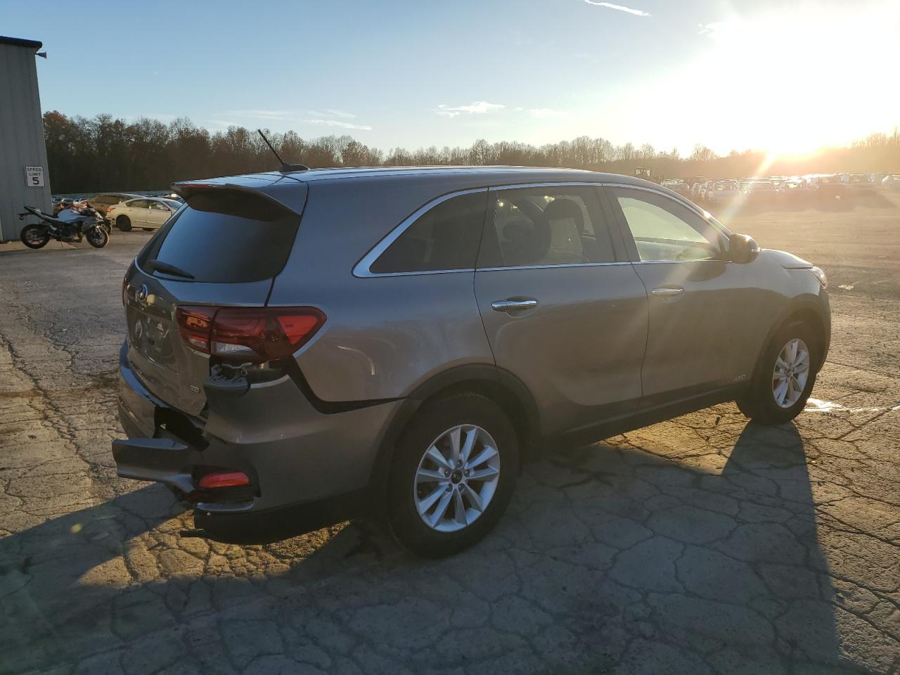 2019 KIA Sorento VIN 5XYPGDA3XKG461469 Copart auction photo, all over damage thumbnail 3
