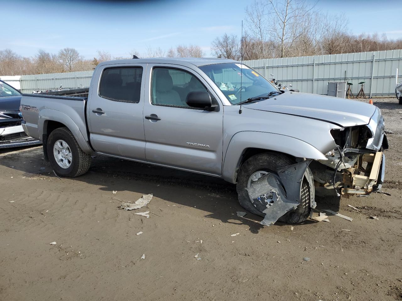 2015 Toyota Tacoma VIN 3TMLU4EN0FM205580 Copart auction photo, front end / minor dent/scratches damage thumbnail 4