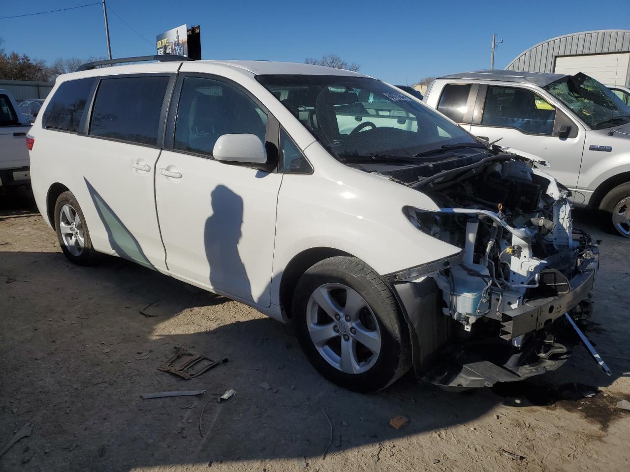 2017 Toyota Sienna VIN 5TDKZ3DC8HS847703 Copart auction photo, front end / minor dent/scratches damage thumbnail 4