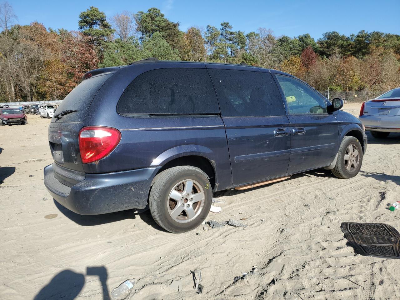 2007 Dodge Caravan VIN 2D4GP44L27R110783 Copart auction photo, front end / side damage thumbnail 3