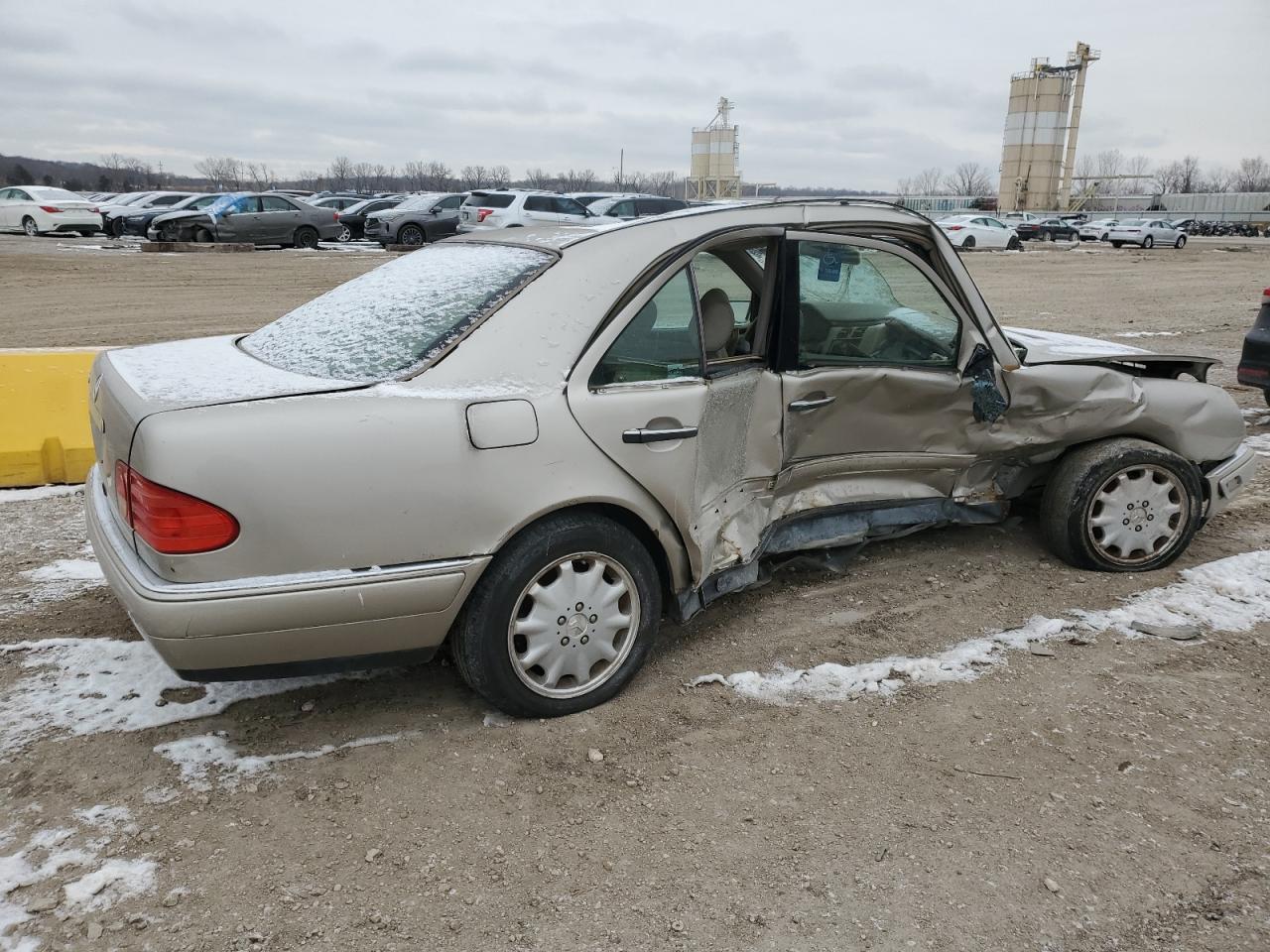 1998 Mercedes-Benz E-klasse VIN WDBJF65F4WA619026 Copart auction photo, side / front end damage thumbnail 3