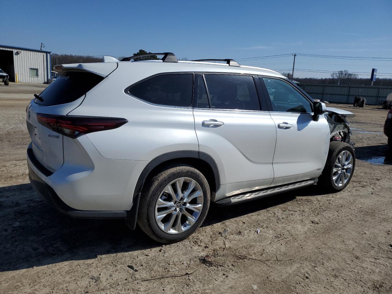2024 Toyota Highlander VIN 5TDXBRCHXRS640936 Copart auction photo, front end / minor dent/scratches damage thumbnail 3