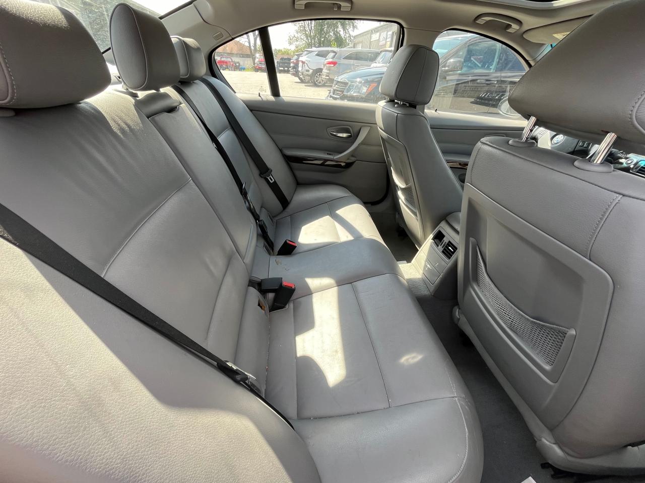 2007 BMW 3er VIN WBAVC73527KP30615 Copart auction photo, minor dent/scratches / normal wear damage thumbnail 6
