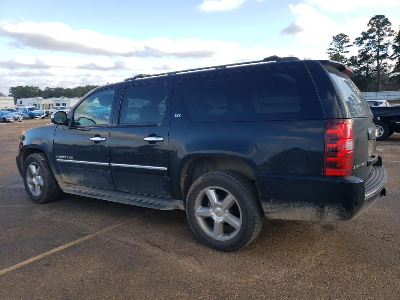 2011 Chevrolet Suburban VIN 1GNSCKE00BR368284 Copart auction photo, front end / side damage thumbnail 2