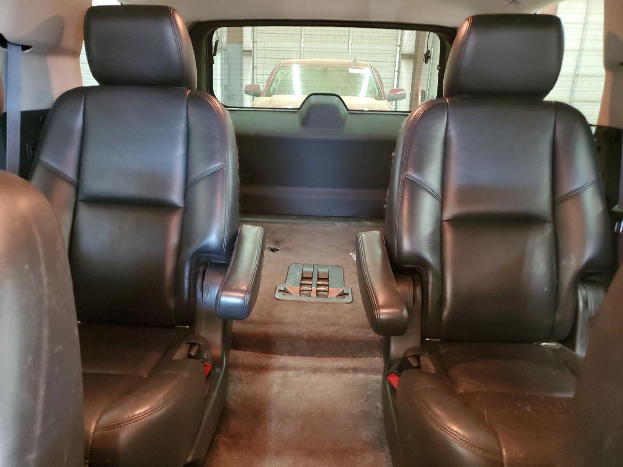 2011 Chevrolet Tahoe VIN 1GNSKCE05BR184080 Copart auction photo, normal wear / minor dent/scratches damage thumbnail 10