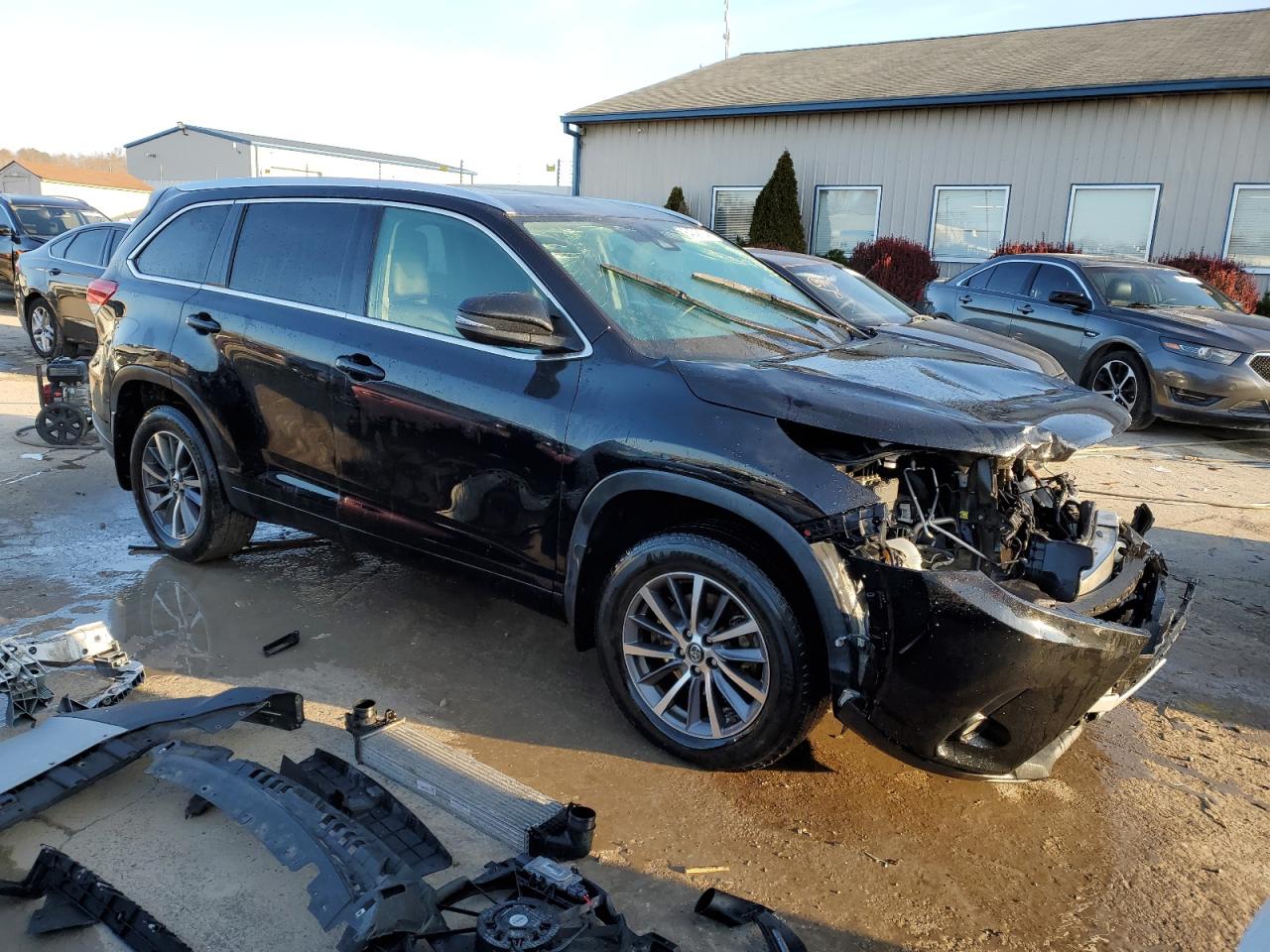 2017 Toyota Highlander VIN 5TDJZRFH3HS511285 Copart auction photo, front end damage thumbnail 4