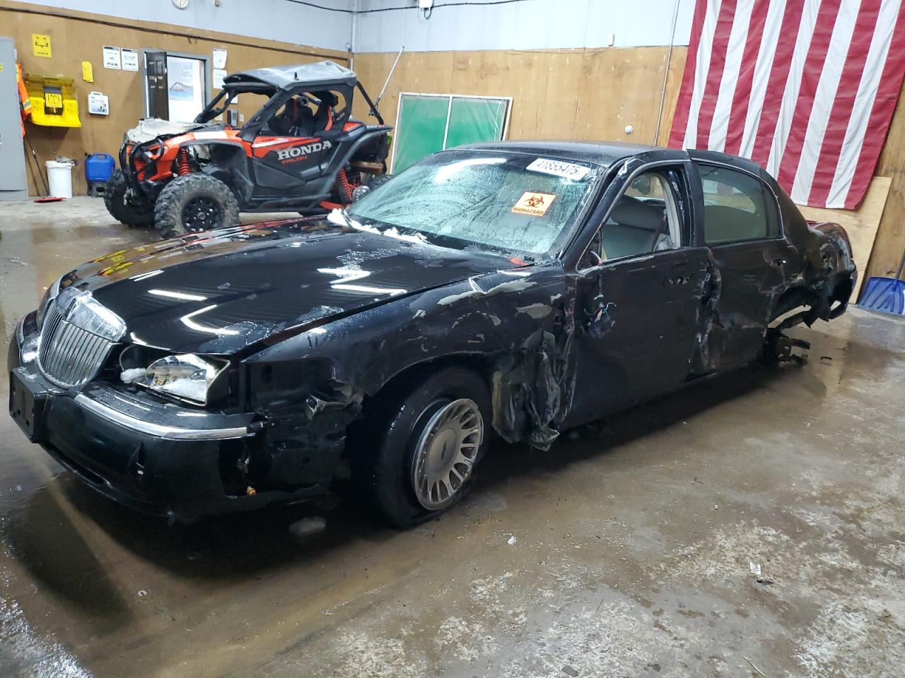 2002 Lincoln Town Car VIN 1LNHM83W62Y666950 - Copart auction photo