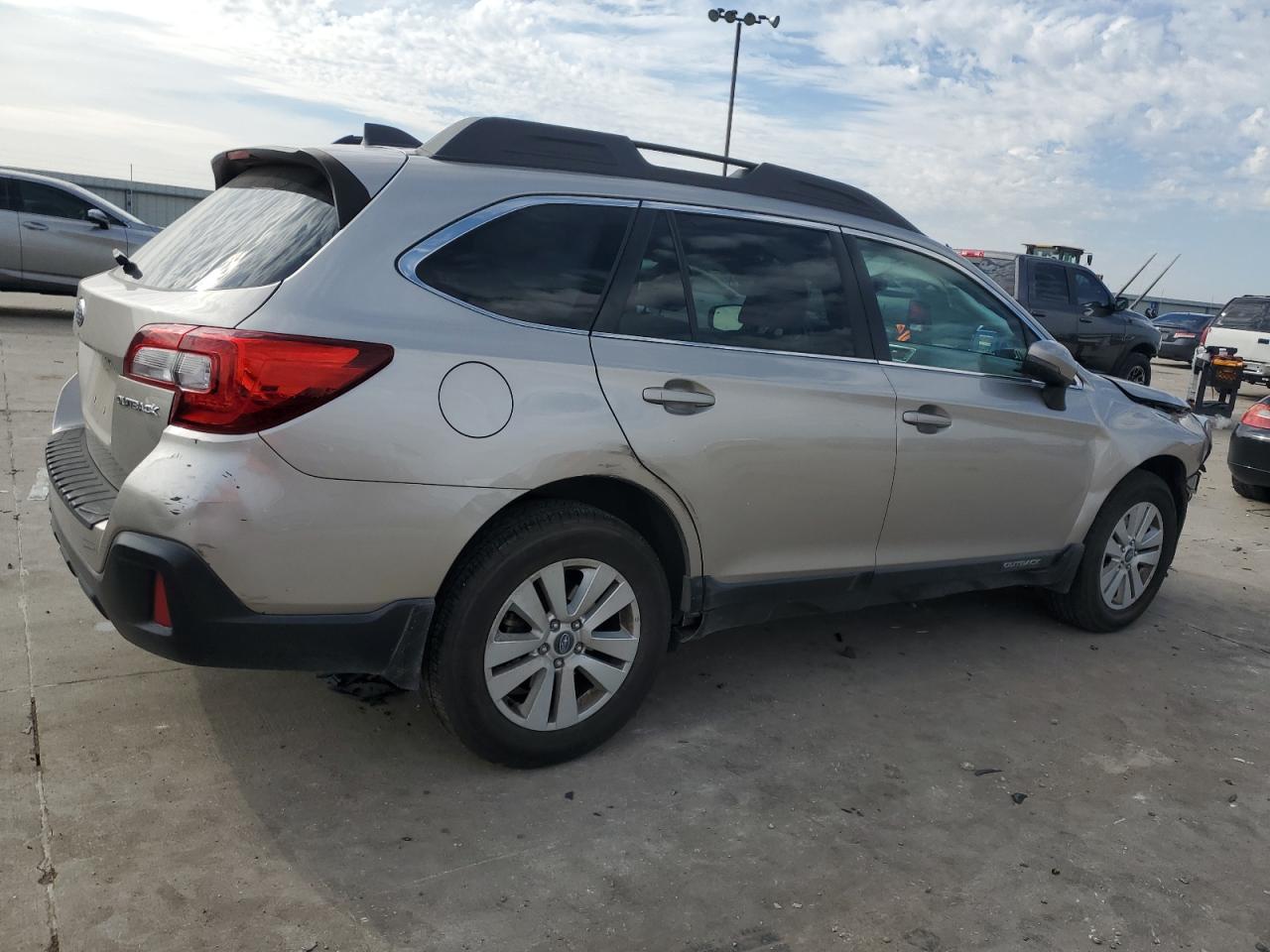 2018 Subaru Outback VIN 4S4BSAHC6J3355256 Copart auction photo, front end damage thumbnail 3