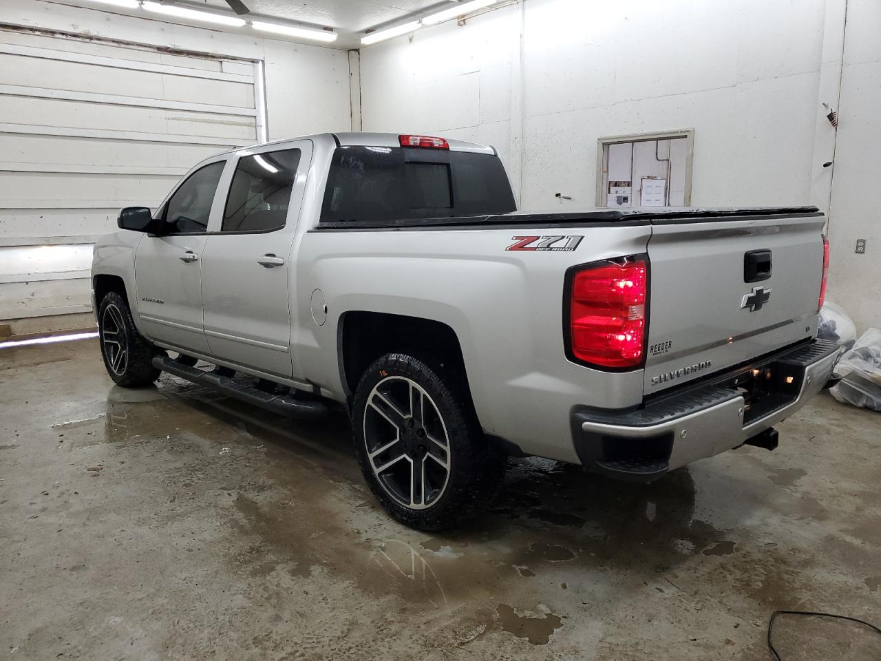 2018 Chevrolet Silverado VIN 3GCUKREC0JG385771 Copart auction photo, minor dent/scratches damage thumbnail 2