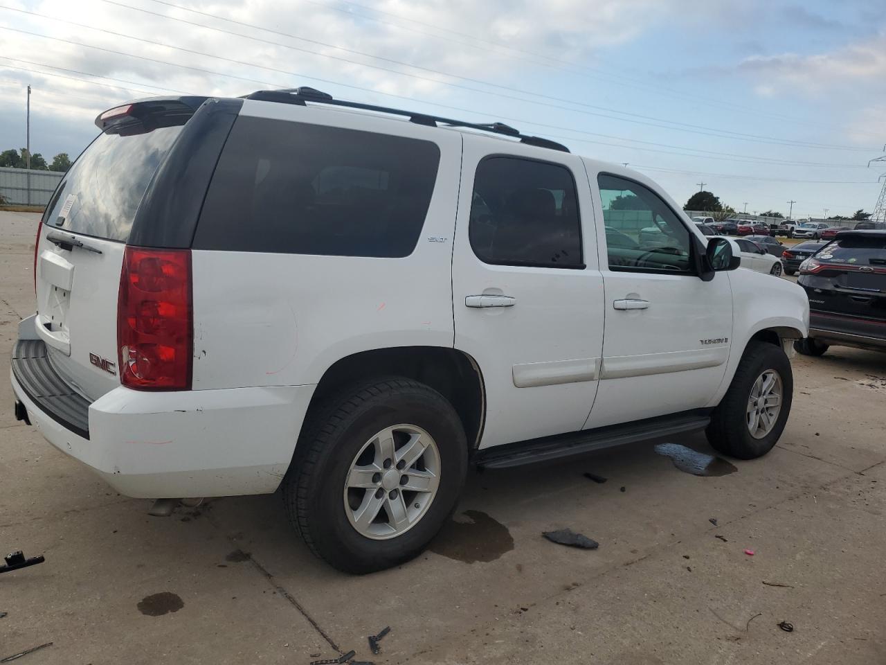 2007 GMC Yukon VIN 1GKFC130X7R185803 Copart auction photo, front end / minor dent/scratches damage thumbnail 3