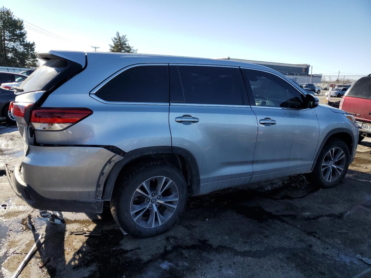 2018 Toyota Highlander VIN 5TDZARFH9JS040808 Copart auction photo, front end / rear end damage thumbnail 3
