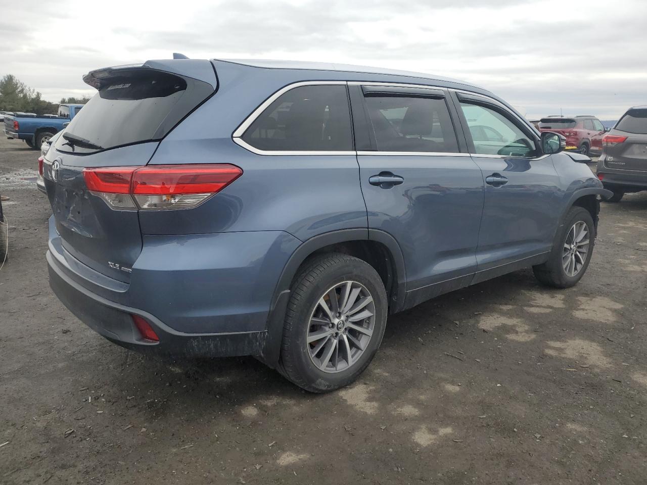 2019 Toyota Highlander VIN 5TDJZRFH6KS973086 Copart auction photo, front end / side damage thumbnail 3