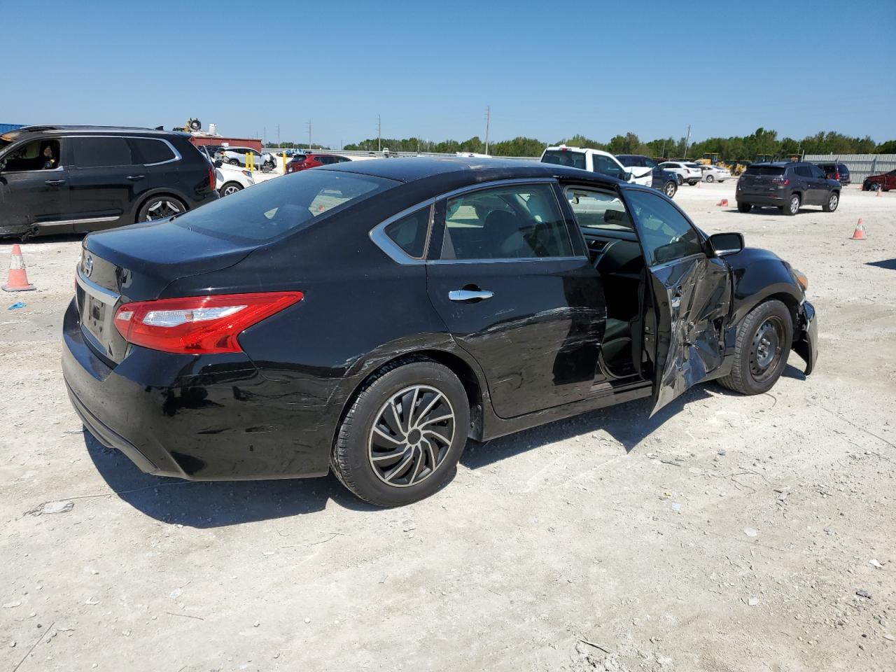 2017 Nissan Altima VIN 1N4AL3AP4HC208682 Copart auction photo, side / front end damage thumbnail 3
