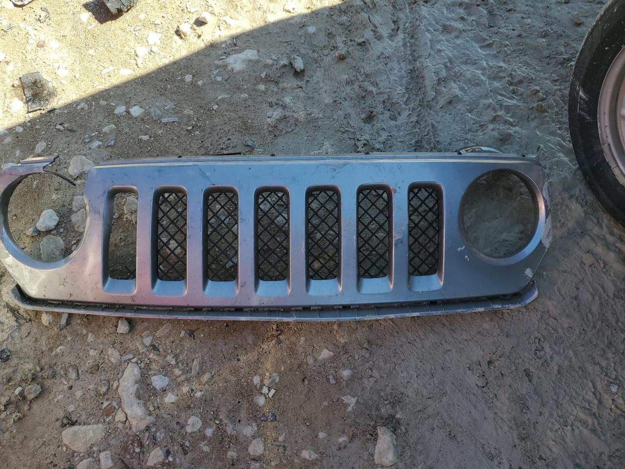 2015 Jeep Liberty (Patriot) VIN 1C4NJPBA4FD249887 Copart auction photo, front end / minor dent/scratches damage thumbnail 13