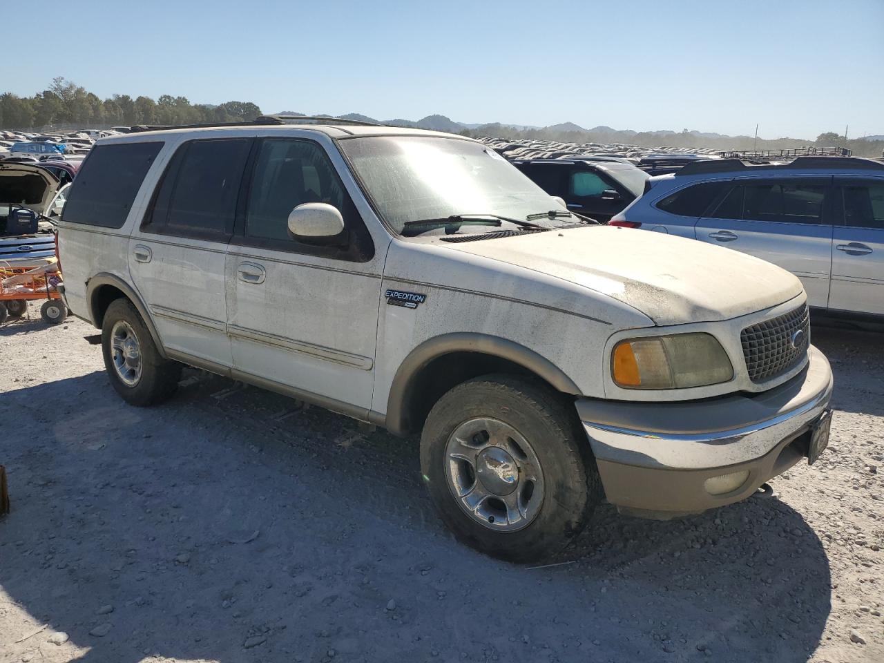 2002 Ford Expedition VIN 1FMFU18L22LA10903 Copart auction photo, water/flood / minor dent/scratches damage thumbnail 4