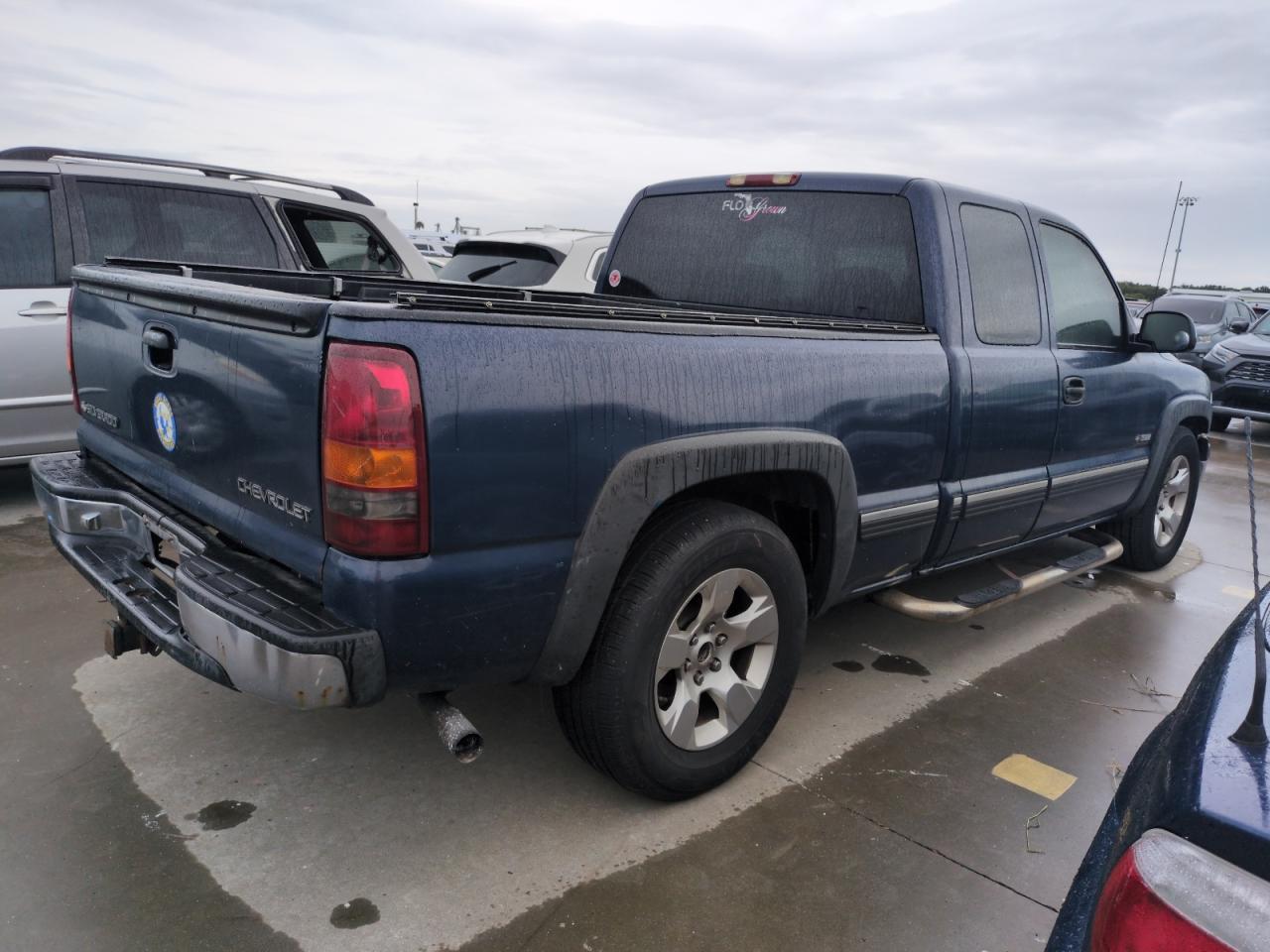 2001 Chevrolet Silverado VIN 2GCEC19V211208078 Copart auction photo, water/flood damage thumbnail 3