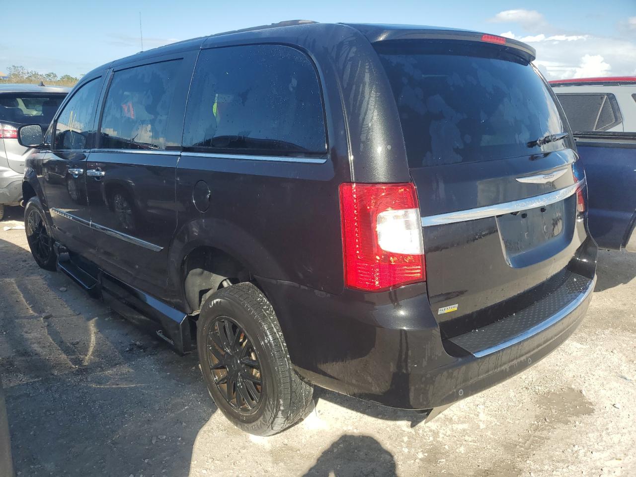 2016 Chrysler Town & Country VIN 2C4RC1BG7GR261446 Copart auction photo, water/flood / minor dent/scratches damage thumbnail 2