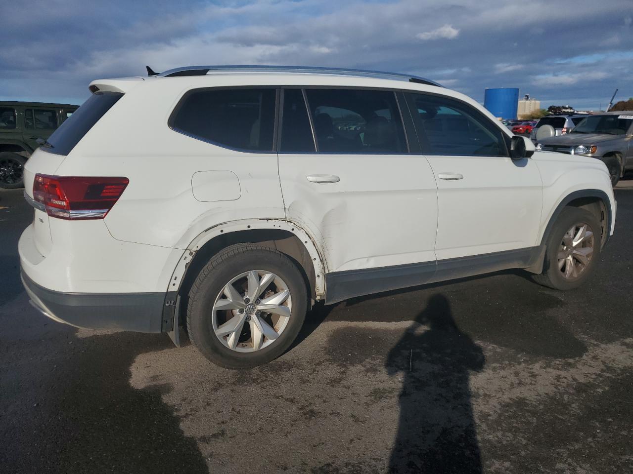 2018 Volkswagen Atlas VIN 1V2DP2CA2JC599463 Copart auction photo, rear end / side damage thumbnail 3