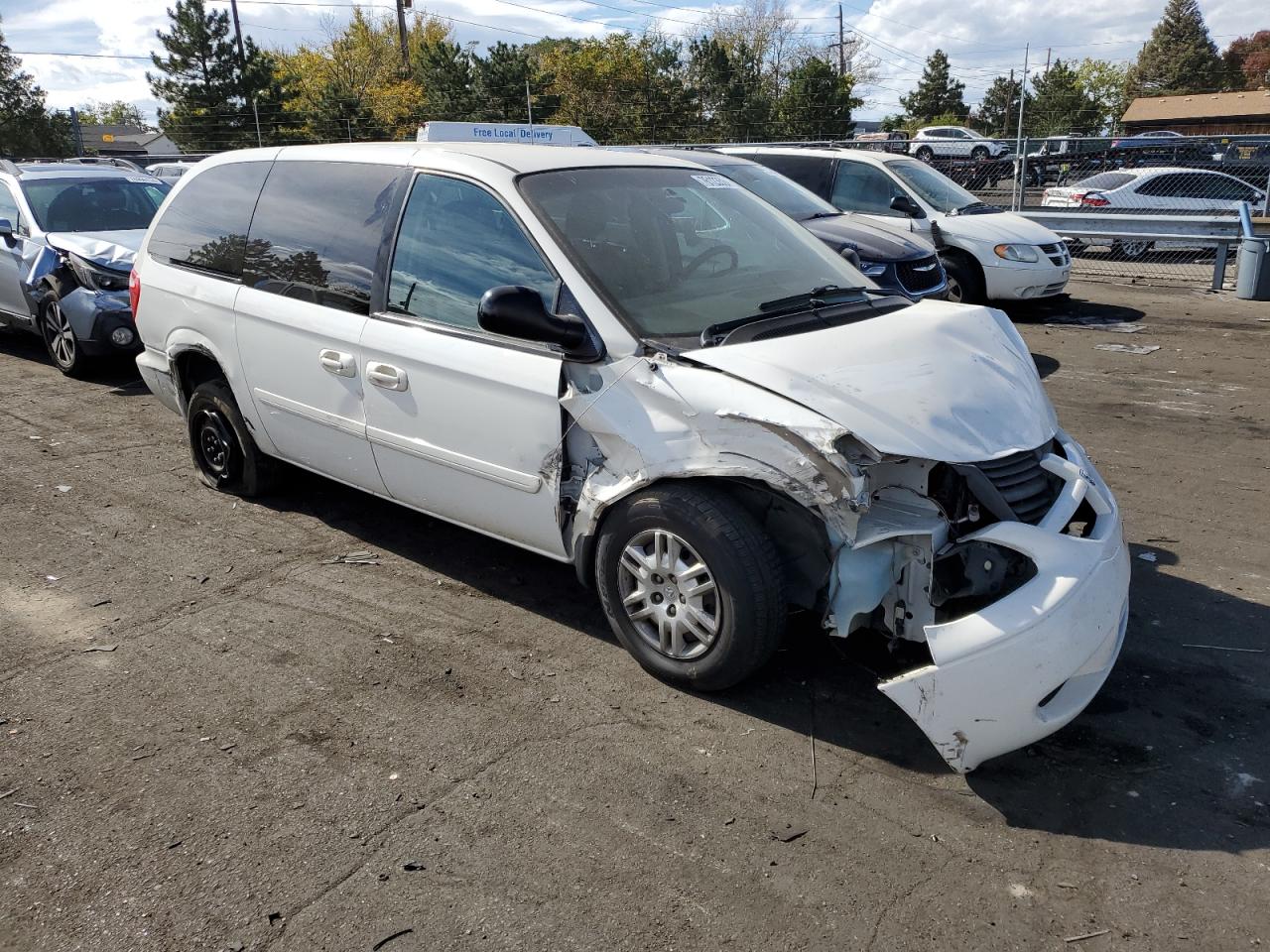 2005 Dodge Caravan VIN 2D4GP24R05R306260 Copart auction photo, front end damage thumbnail 4