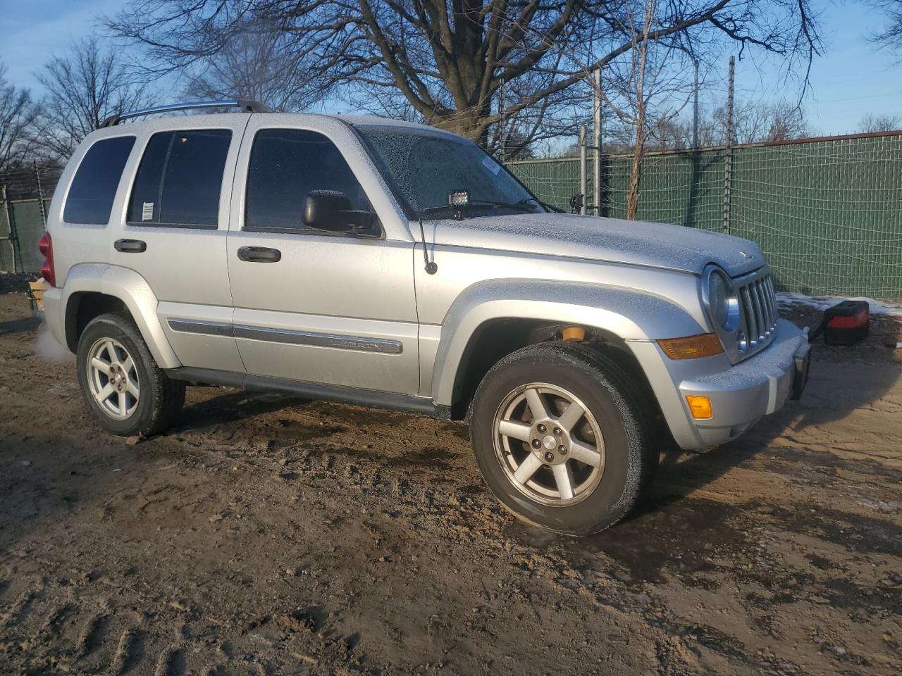 2005 Jeep Liberty (North America) VIN 1J4GL58K75W559441 Copart auction photo, rear end / minor dent/scratches damage thumbnail 4