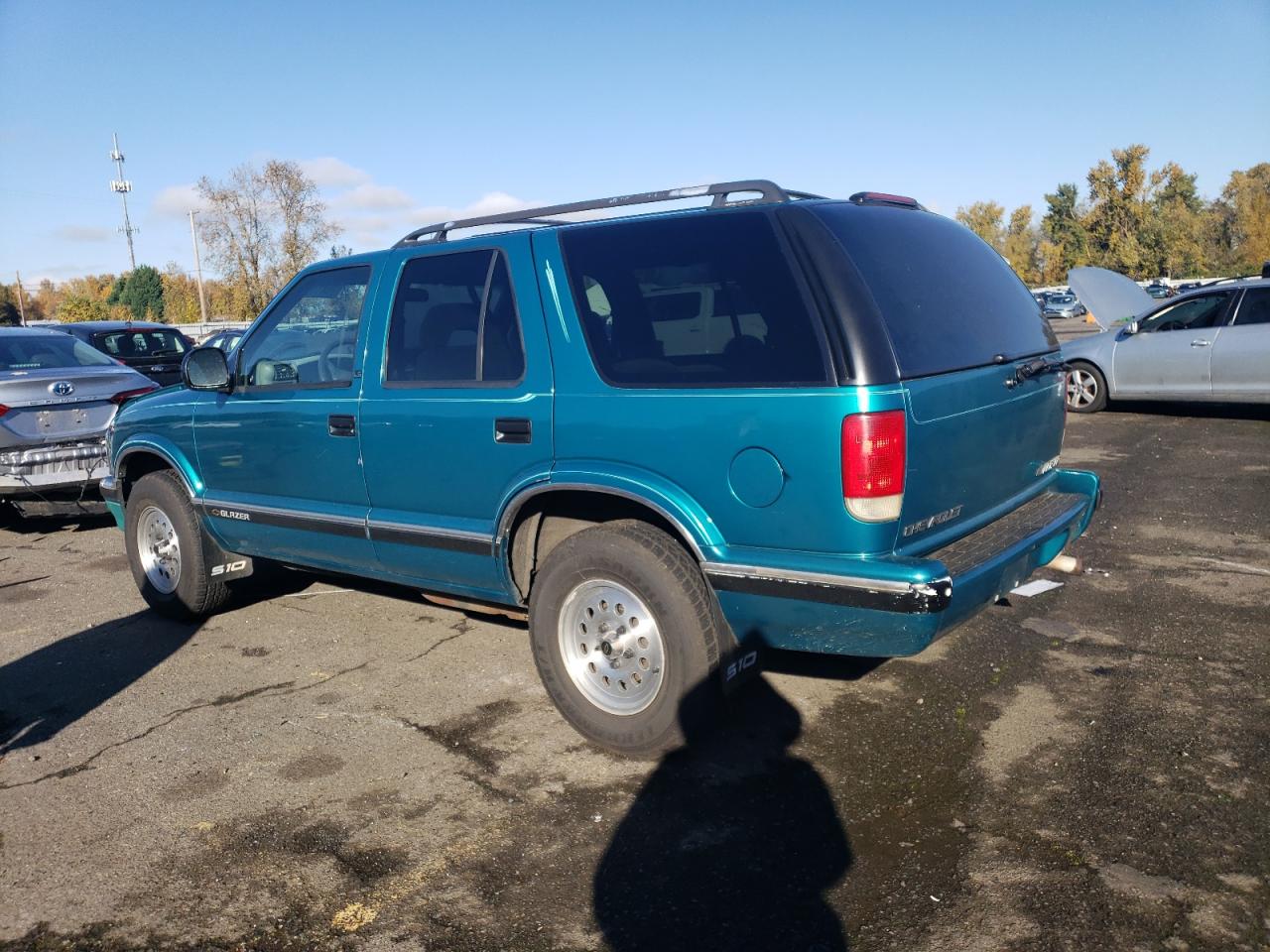 1995 Chevrolet Blazer VIN 1GNDT13W8S2120237 Copart auction photo, front end damage thumbnail 2