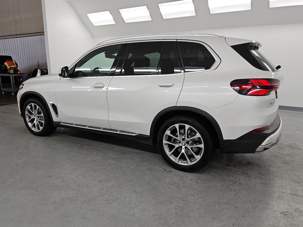 2024 BMW X5 VIN 5UX23EU0XR9V40261 Copart auction photo, normal wear damage thumbnail 2