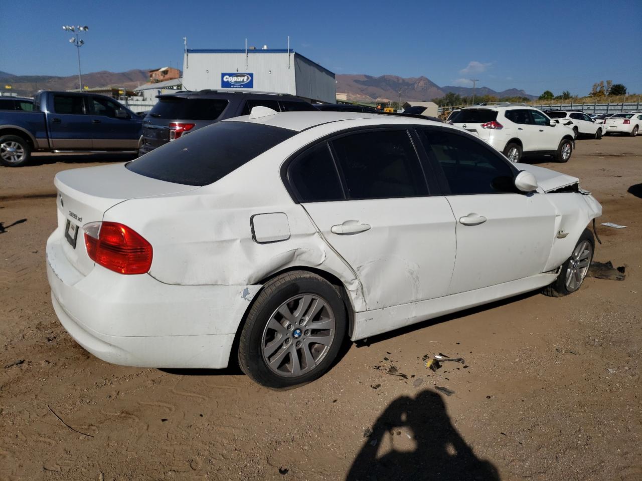 2007 BMW 3er VIN WBAVC73517KP31352 Copart auction photo, front end / rear end damage thumbnail 3