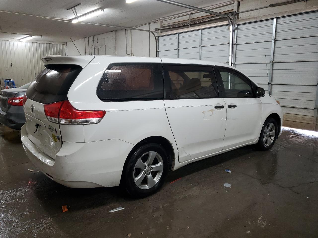 2011 Toyota Sienna VIN 5TDZK3DC2BS006079 Copart auction photo, rear end / front end damage thumbnail 3