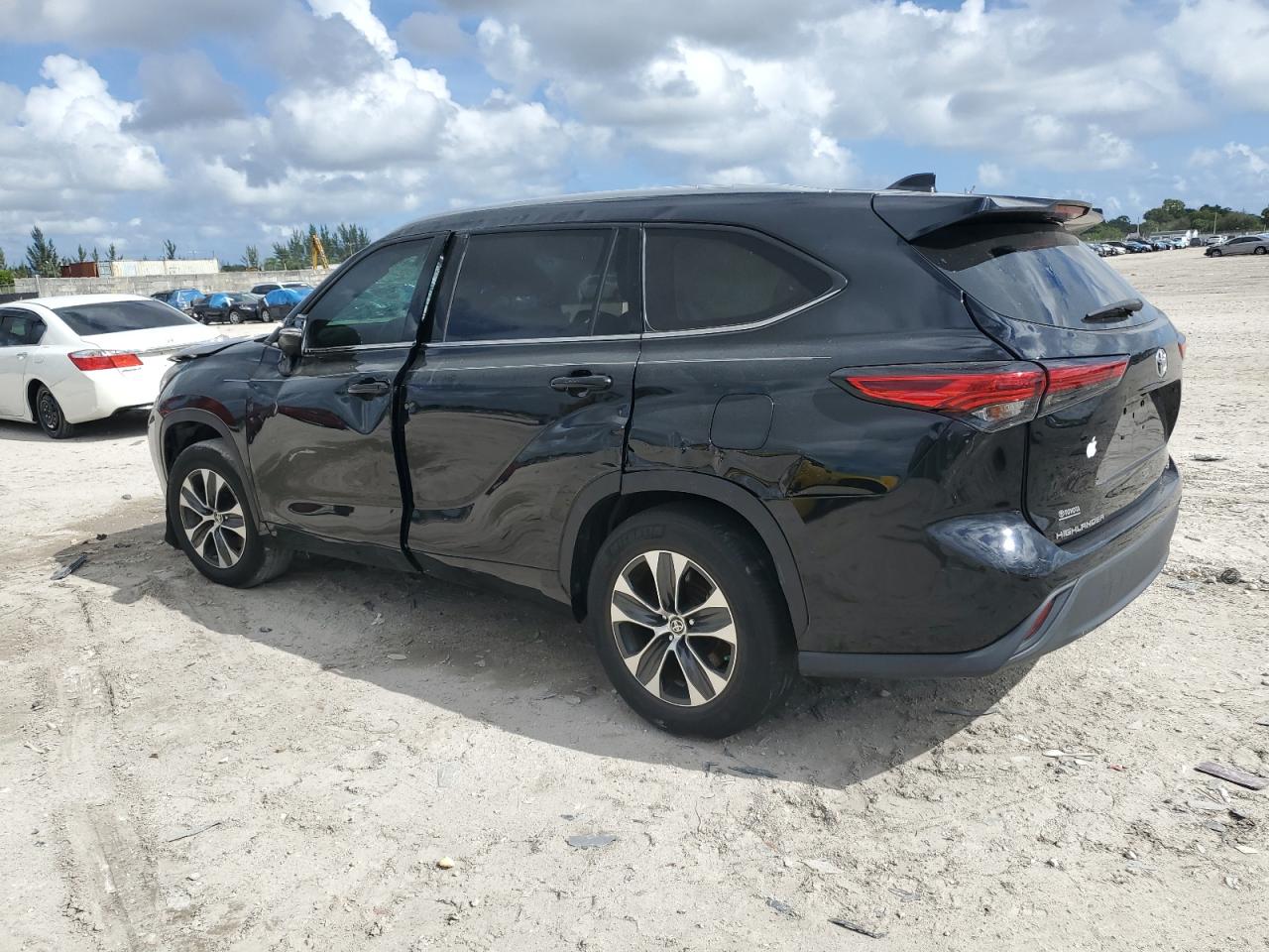 2021 Toyota Highlander VIN 5TDGZRAH6MS060462 Copart auction photo, side / front end damage thumbnail 2