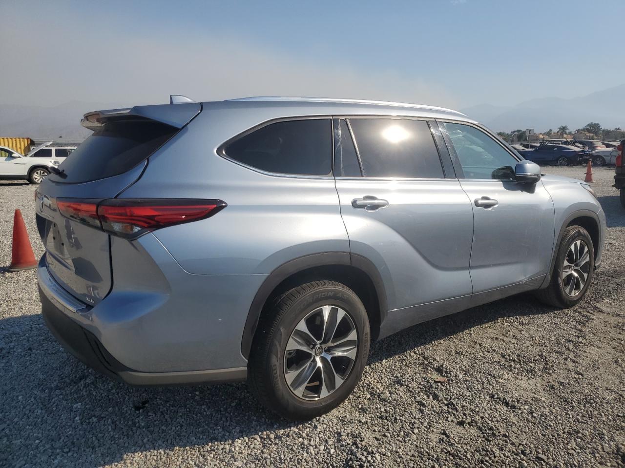 2020 Toyota Highlander VIN 5TDHZRAH7LS004307 Copart auction photo, side / front end damage thumbnail 3